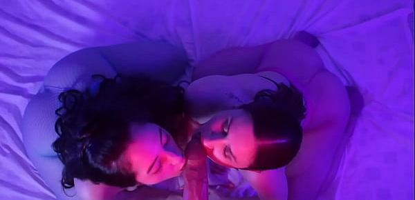  EMME WHITE E LISXXX, DUAS MORENAS GOSTOSAS CHUPANDO UM DILDO EM POV ENQUANTO GUIAM A SUA PUNHETA